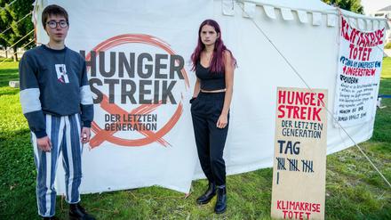 Lina Eichler (l) und Mephisto standen am vergangenen Dienstag vor einem Camp in der Nähe des Reichstagsgebäudes. Beide befanden sich da seit 16 Tagen im Hungerstreik für den Klimaschutz. Sie wollen mit der Aktion ein Treffen mit den drei Kanzlerkandidaten erreichen.