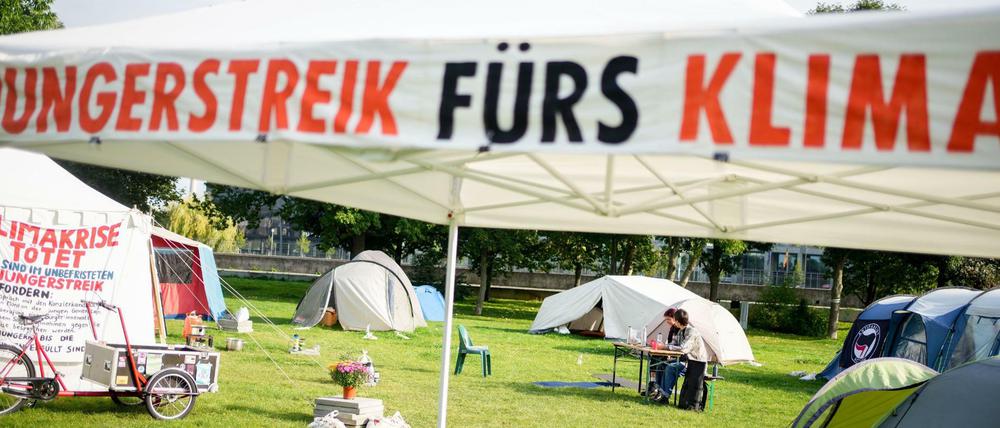 Ein Camp von Hungerstreikenden im Berliner Regierungsviertel aufgebaut.