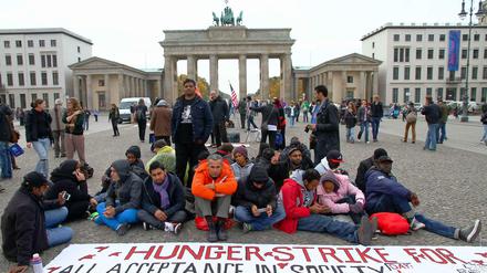 Auf dem Pariser Platz protestieren erneut Flüchtlinge für ihre Rechte und sind in den Hungerstreik getreten.