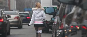 Eine Prostituierte auf dem Straßenstrich in der Kurfürstenstraße.