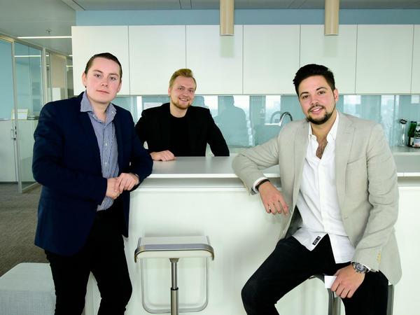 Die Gründer des Berliner Startups HYGH in ihrem Büroräumen im Tower Total in der Europa-City (v.l.n.r.): Investor-Relations-Chef Fritz Frey (23), Hardware-Chef Antonius Link (23) und Vorstandschef Vincent Müller (24).