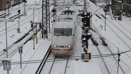 Mit gebremster Kraft: Die Deutsche Bahn drosselt am Freitag das Tempo ihrer ICEs