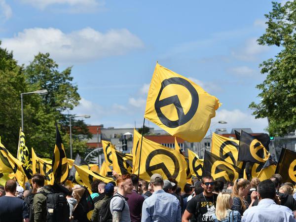 Anhänger der rechtsradikalen "Identitären Bewegung" bei einer Demonstration 2017 in Berlin.
