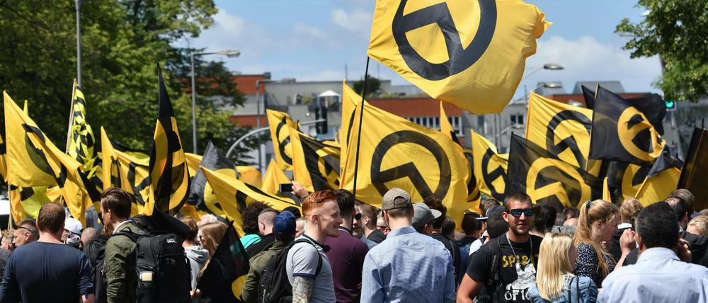 Hauptsache Fahne: Anhänger der rechtsextremen «Identitären Bewegung» bei einem Aufmarsch. Ein Lehrer der Freien Schule in Berlin-Mahlsdorf soll in der Organisation Mitglied gewesen sein.