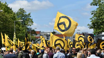 Anhänger der rechtsradikalen "Identitären Bewegung" stehen mit Fahnen auf der Brunnenstraße.