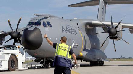 Ila-Vorbereitung: Ein Mitarbeiter des Bodenpersonals weist dem Piloten eines Airbus A400M den Weg. 