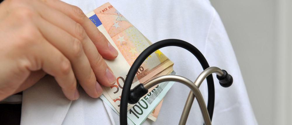 Korrupte Ärzte, scheinbare Patienten und betrügerische Pflegedienste brachten die Ämter um eine Milliarde Euro.