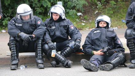 Erschöpfte Polizisten während des G20-Gipfels im Juli 2017 in Hamburg.