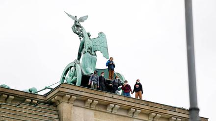 Klimaaktivisten auf dem Brandenburger Tor. 