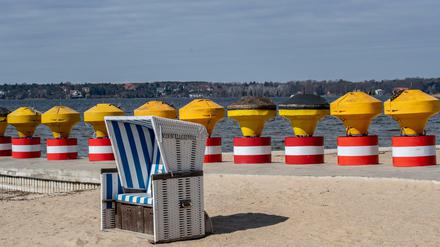 Große Bojen stehen auf dem Strand im Strandbad Wannsee. Unklar ist allerdings, wann die ersten Schwimmer ins Wasser dürfen.