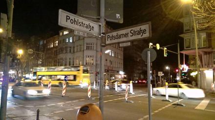 In Berlin Mitte, Potsdamer Straße Ecke Pohlstraße, hat sich die Straße abgesenkt. Folge: Wochenlange Umleitung.