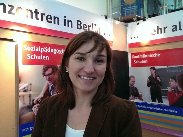 Guter Dinge: Corinna Kirchner, Leiterin der Leopold-Ullstein-Schule, einem Oberstufenzentrum für Wirtschaft in Wilmersdorf, traf beim Berlin-Tag auf interessierte Bewerber. Sie braucht acht neue Lehrer.