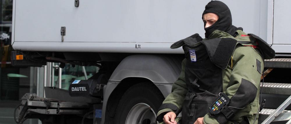 Ein Polizist in Schutzmontur nach dem Fund eines verdächtigen Koffers am Hauptbahnhof.