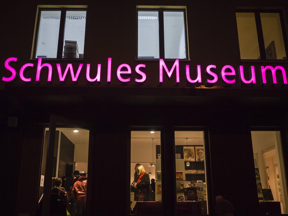 Fenster, Leuchtschriftzug und Kunstwerk beschädigt: Schüsse auf das Schwule  Museum in Berlin-Tiergarten