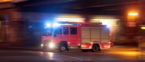 Blaulicht eines Feuerwehr-Einsatzfarzeugs in Berlin Spandau, Deutschland (Symbolbild).