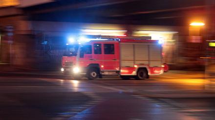 Blaulicht eines Feuerwehr Einsatzfarzeugs, Symbolbild.