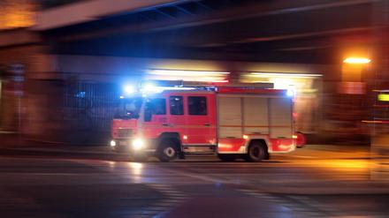 Blaulicht eines Feuerwehr Einsatzfahrzeugs in Spandau.