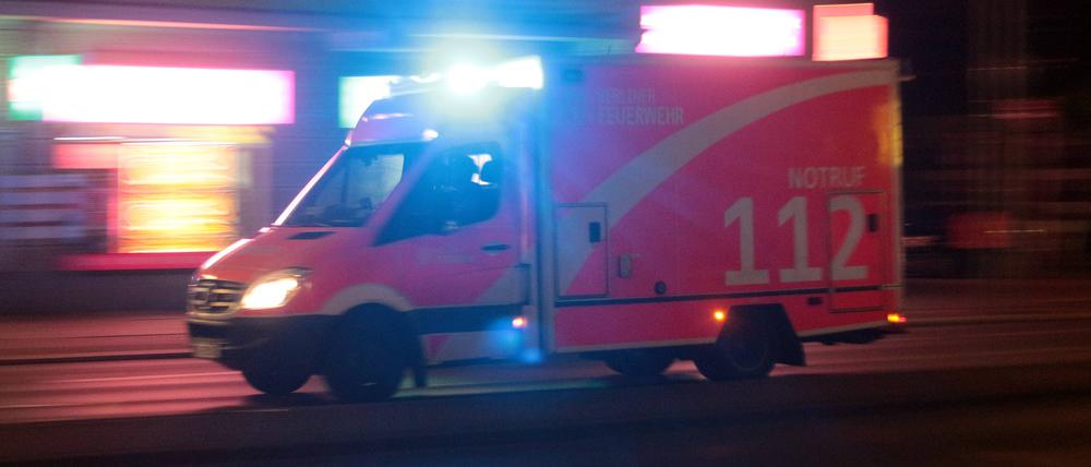 Bei einer Schlägerei in einem Neuköllner U-Bahnhof erlitt ein Mann in der Samstag-Nacht Stichverletzungen. 