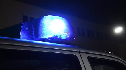 Blaulicht an einem Polizeiwagen leuchtet bei Nacht (Archivbild)