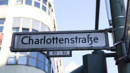 Ein Straßenschild in der Berliner Charlottenstraße.