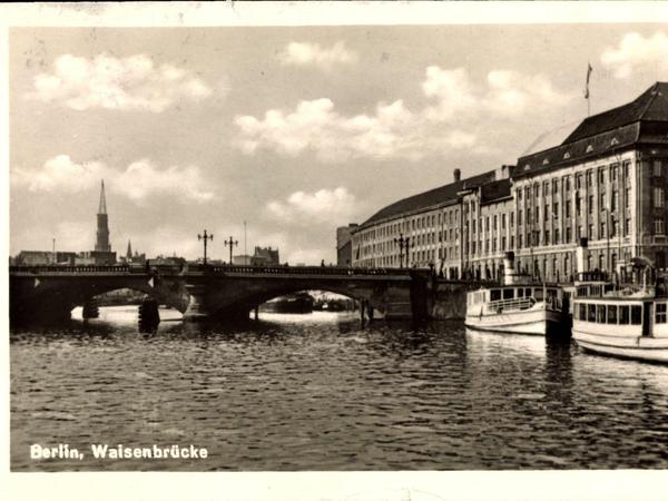 Eine Postkarte zeigt die frühere Waisenbrücke - die Aufnahme stammt schätzungsweise aus dem Jahr 1935.