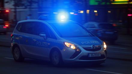 Einsatzwagen der Polizei mit eingeschaltetem Blaulicht bei einem Einsatz in Berlin. (Symbolbild)