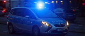 Einsatzwagen der Polizei mit eingeschaltetem Blaulicht bei einem Einsatz in Berlin.