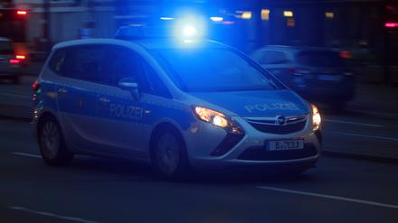 Einsatzwagen der Polizei mit eingeschaltetem Blaulicht. (Symbolbild)