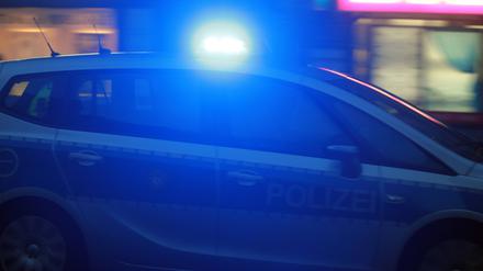 Einsatzwagen der Polizei mit eingeschaltetem Blaulicht bei einem Einsatz in Berlin.