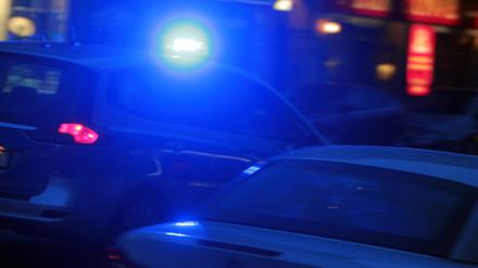 Einsatzwagen der Polizei mit eingeschaltetem Blaulicht bei einem Einsatz in Berlin, Deutschland.