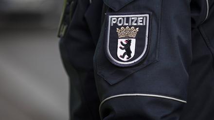  Emblem der Berliner Polizei auf der Jacke eines Polizeibeamten. (Symbolbild)