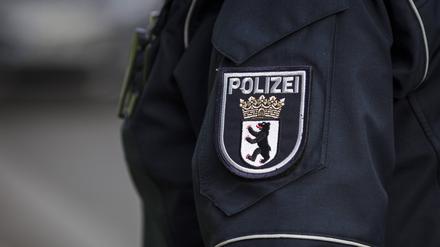Emblem der Berliner Polizei auf der Jacke eines Polizeibeamten, Symbolbild.