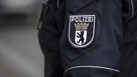 Emblem der Berliner Polizei auf der Jacke eines Polizeibeamten. 
