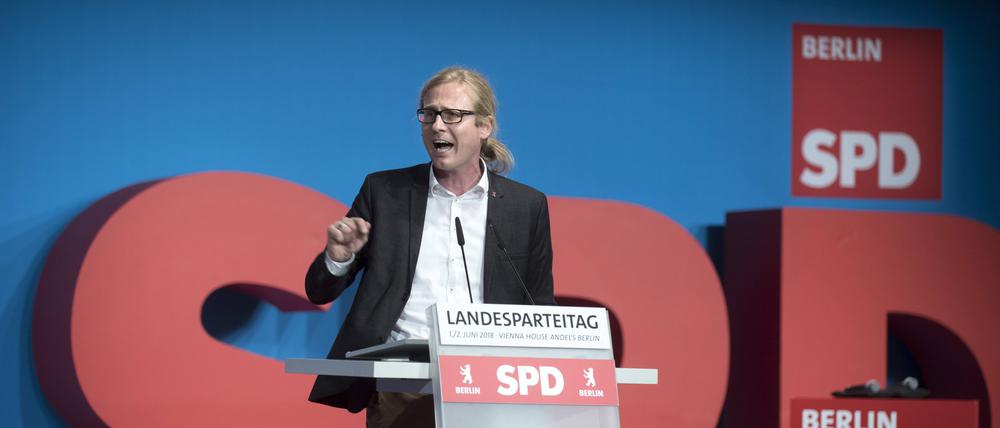 Kevin Hönicke auf dem Landesparteitag der Berliner SPD. 
