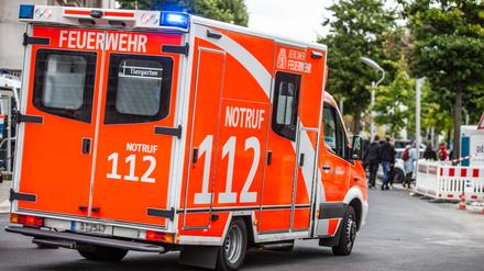 Ein Krankenwagen der Berliner Feuerwehr im Einsatz. 