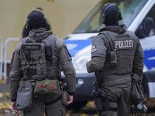 200 Beamte finden Schusswaffen, Kokain und Bargeld: Berliner Polizei nimmt bei Großrazzia drei Verdächtige fest