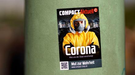 Ein Sticker für das Compact-Magazin am Rande einer Demo von Gegnern der Corona-Maßnahmen in Köln.