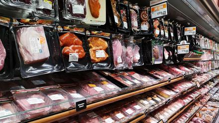 Die Fleischabteilung eines Großhandels. Unternehmen schummeln häufig bei der Verpackungsgröße.