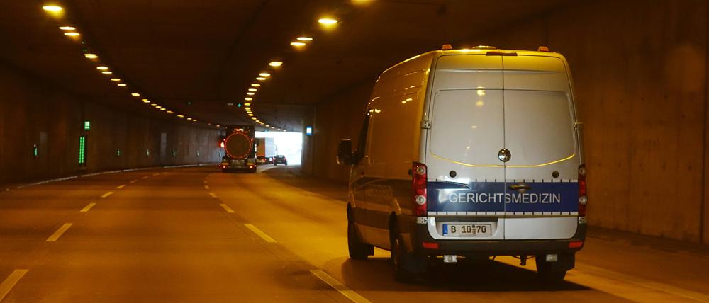 Fahrzeug der Gerichtsmedizin in einem Tunnel auf der Stadtautobahn.
