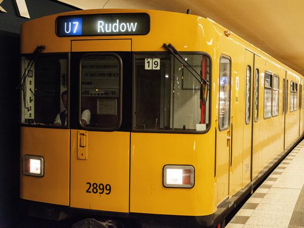 Bitte alle aussteigen: Aktuell endet die U7 in Rudow, von dort fahren Fluggäste mit dem Bus zum BER. 
