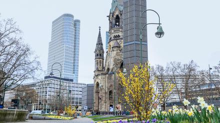Blick auf den Breitscheidplatz mit der Gedächtniskirche und dem Hotel- und Bürohochhaus Upper West.