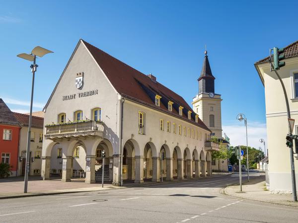 Blick auf das Rathaus Trebbin. In der brandenburgischen Kleinstadt veranstalteten Skinheads 1996 eine Hetzjagd, bei der Orazio Giamblanco lebensgefährlich verletzt wurde.
