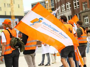 Die Ärztinnen und Ärzte der Helios ENDO-Klinik in Hamburg treten am Dienstag, 22. Juni, in einen ganztägigen Warnstreik. Sie protestieren gegen die zunehmende Verschlechteru