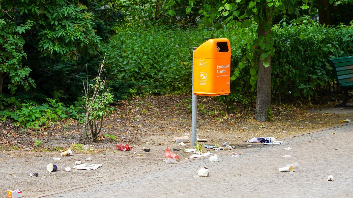 Berliner Park als SexTreffpunkt Bezirksamt Mitte kündigt Aufklärungskampagne gegen Müll im
