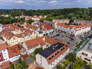 Luftbild von Sprembergs Rathaus und Marktplatz. Unter der mehr als 700-jährigen Stadt an der Spree liegt ein Schatz.
