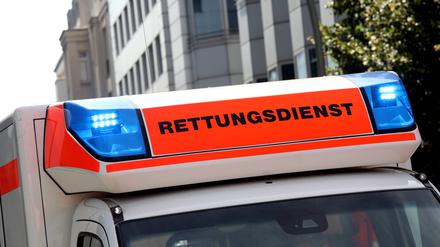 Ein Fahrradfahrer ist am Freitagnachmittag in Berlin-Lichtenberg von einem Sattelschlepper angefahren und schwer verletzt worden. Das teilte die Polizei am Sonnabend mit.
