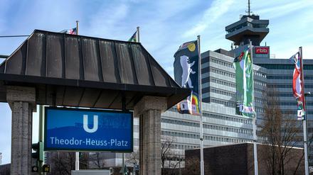 Zwischen Theodor-Heuss-Platz und Ruhleben wird die U2 gesperrt. Die BVG richtet einen Ersatzverkehr mit Bussen ein.