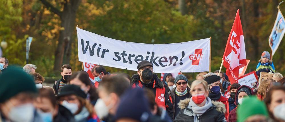  Gewerkschaft GEW Warnstreik Warnstreik der Gewerkschaft GEW in Berlin. Mehr als 6.000 Lehrer*innen und Erzieher*innen streikten am Donnerstag den 1. November 2021