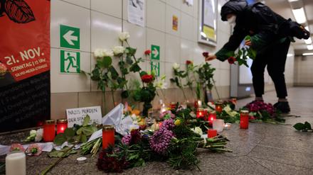 Kundgebung und Mahnwache zum 29. Todestag von Silvio Meier in Berlin. Silvio Meier wurde am 21. Nov. 1992 von Neonazis auf dem U-Bahnhof Samaritastraße niedergestochen.