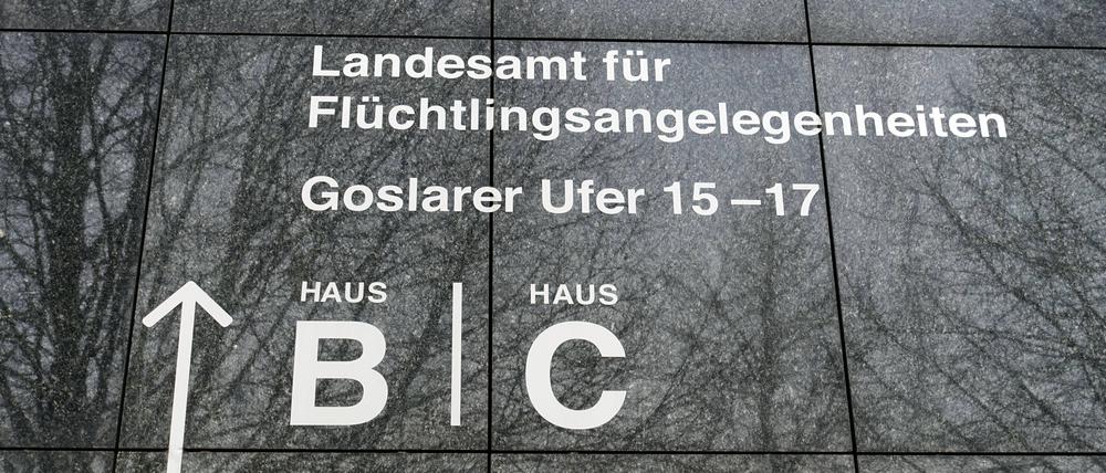 Aufschrift auf der Hauswand, Landesamt für Flüchtlingsangelegenheiten, Berlin.